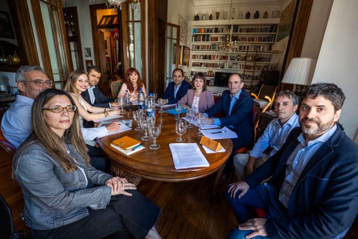 Cristina Kirchner y el numeroso grupo de economistas que recibió en el domicilio donde cumple condena judicial