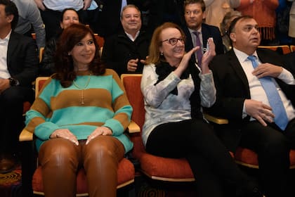 Cristina Kirchner y la gobernadora Alicia Kirchner, junto al intendente de El Calafate, Javier Belloni
