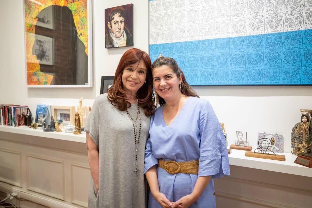 Cristina Kirchner y la intendenta de Moreno, Mariel Fernández, en el Instituto Patria