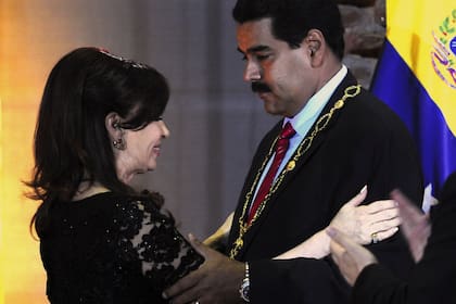 Cristina Kirchner condecora a Nicolás Maduro con la Orden del Libertador San Martín, el 8 de mayo de 2013; Macri se la retiró en agosto de 2017