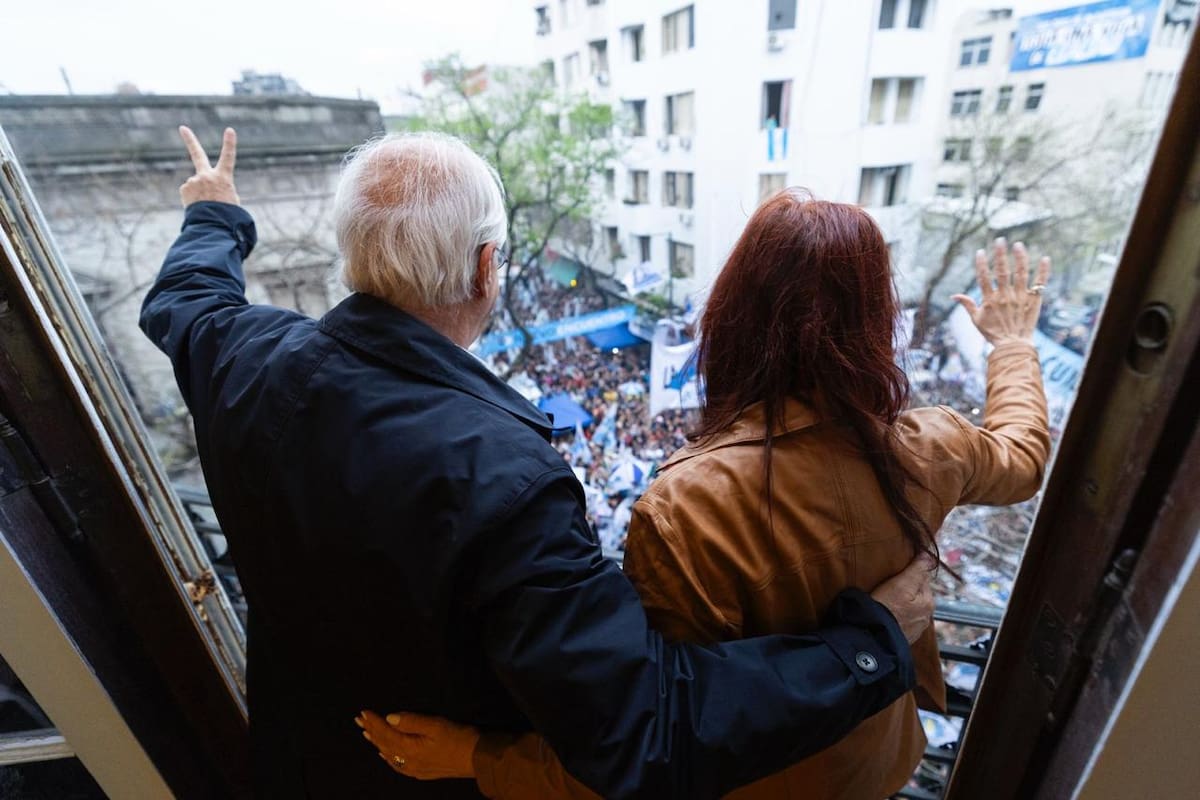 Cristina Kirchner y Taiana saludan desde el balcón de San José 1111