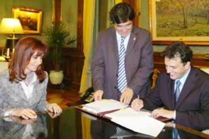Cristina Kirchner, Carlos Zannini y Sergio Massa firman en 2008 el proyecto de reestatización de Aerolíneas; hoy la empresa explica buena parte de la expansión de la planta del Estado