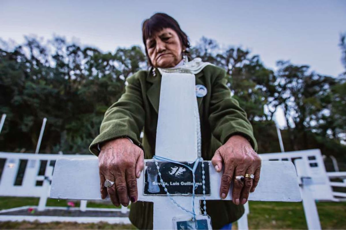 Cristina, la madre del soldado Luis Sevilla, en un cementerio réplica del existente en Malvinas