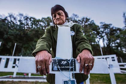 Cristina, la madre del soldado Luis Sevilla, en un cementerio réplica del existente en Malvinas