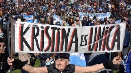 Militantes kirchneristas en un acto que encabezó Cristina Kirchner en el estadio de Arsenal, en 2017