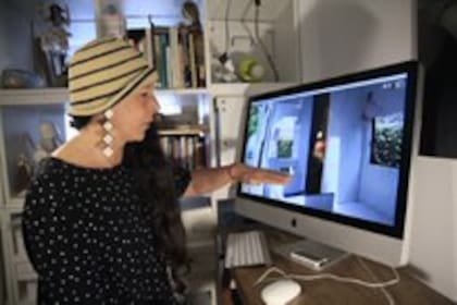 Cristina Le Mehuaté ultima por videollamada los arreglos de la motorhome con la que recorrerá el país