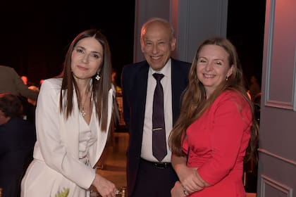 Cristina Pérez, el presidente de Fundación Konex, Luis Ovsejevich, y la embajadora británica Kirsty Hayes