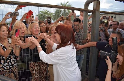 Cristina saluda a un grupo de mujeres, en el aeropuerto de Termas de Río Hondo