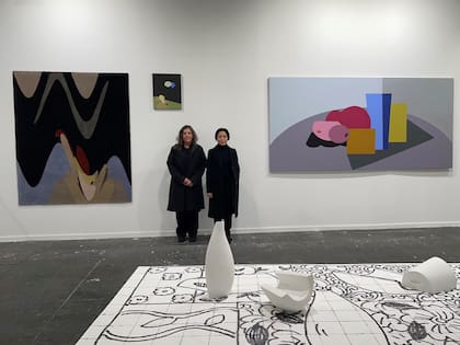 Cristina Schiavi y Elba Bairon con sus obras en W-galería