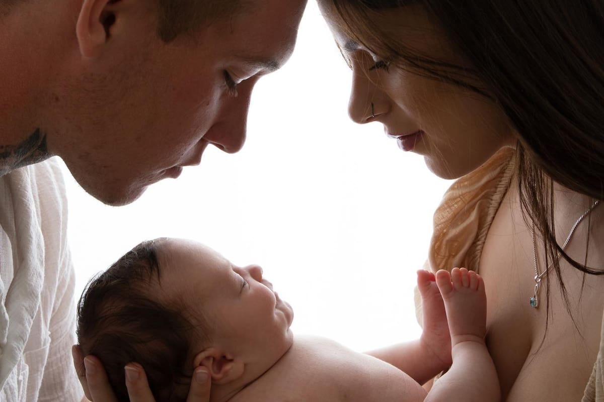 Cristina Vercher, de 21 años, y Blaize Mucha, de 20 años, junto a su beba Ayla