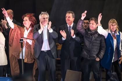 Cristina y Fernández junto a Massa, Kicillof y mandatarios provinciales