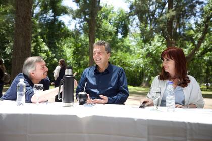 Cristina y Máximo Kirchner junto a Sergio Massa
