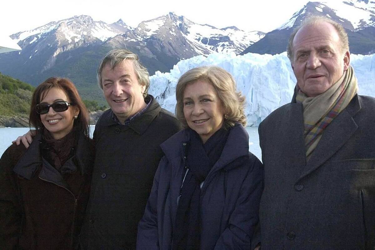 Cristina y Néstor Kirchner junto a los Reyes de España durante una visita al Parque Nacional Los Glaciares en noviembre de 2003