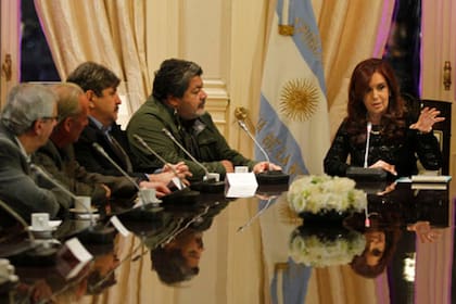 Cristina y Scioli volvieron a mostrarse ayer juntos en el Mercado Central; cruzaron gestos de fría concordia, pero esta vez no hubo críticas