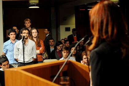 Cristina y un auditorio de estudiantes que la interpelaron