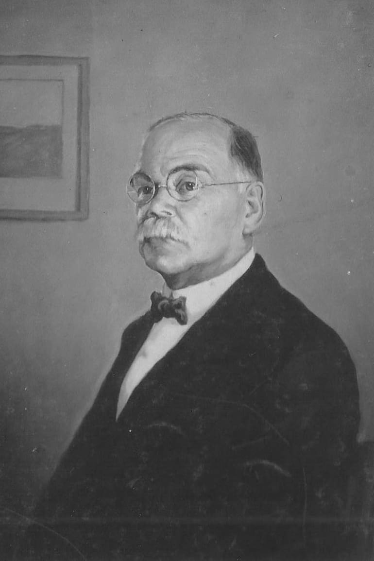 Cristóbal M. Hicken. Gracias a sus estudios y a su labor docente, la escuela de jardinería del Jardín Botánico Carlos Thays, de la Ciudad de Buenos Aires, lleva su nombre.