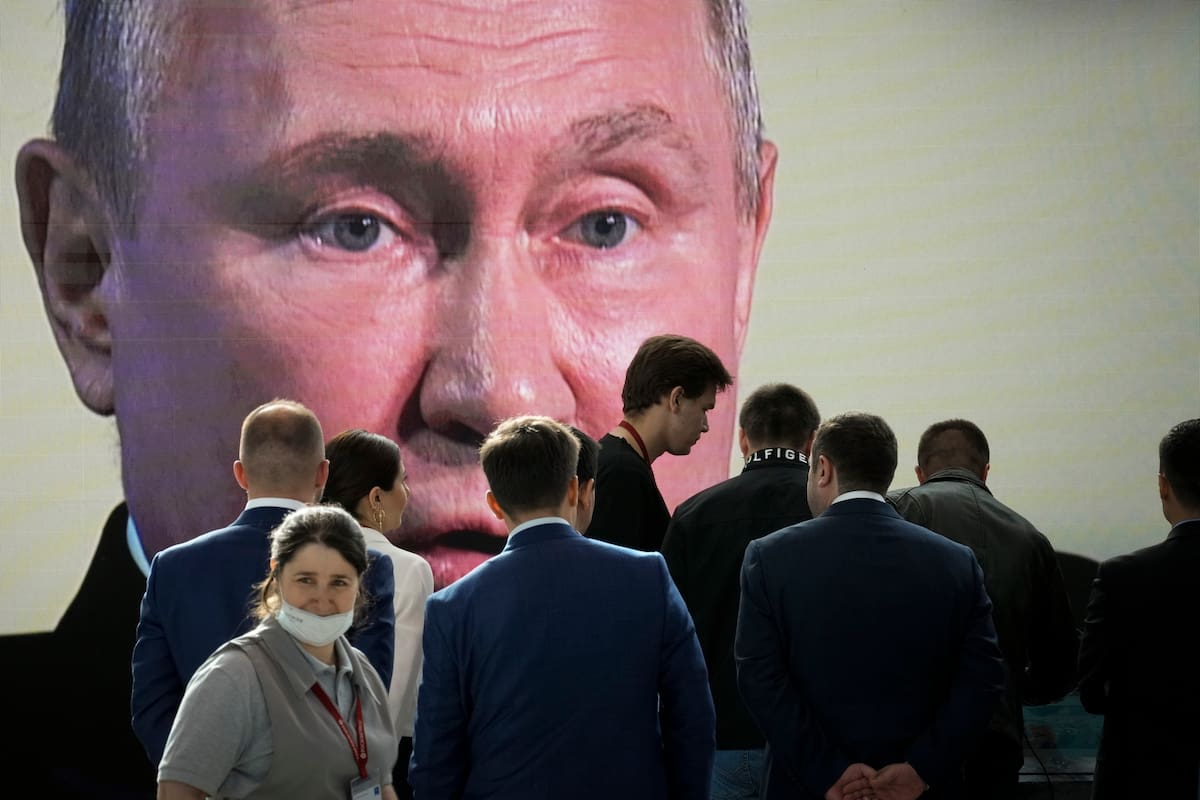 Criticar la invasión rusa de Ucrania, ordenada por Vladimir Putin, puede costar varios años de prisión (AP Foto, File)