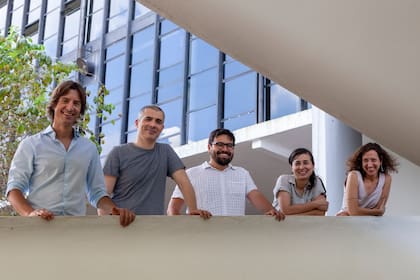 Jacopo Crivelli Visconti (primero a la izquierda) con el equipo curatorial que lo acompañó en la 34° edición de la Bienal de San Pablo. Incluyó a Miyada y a la argentina Carla Zaccagnini (primera, de derecha a izquierda)