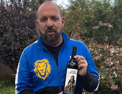 Crlos D'alessandro realizó un sorteo de 50 botellas de vino marca Llanto de mandriles en su cuenta de Instagram