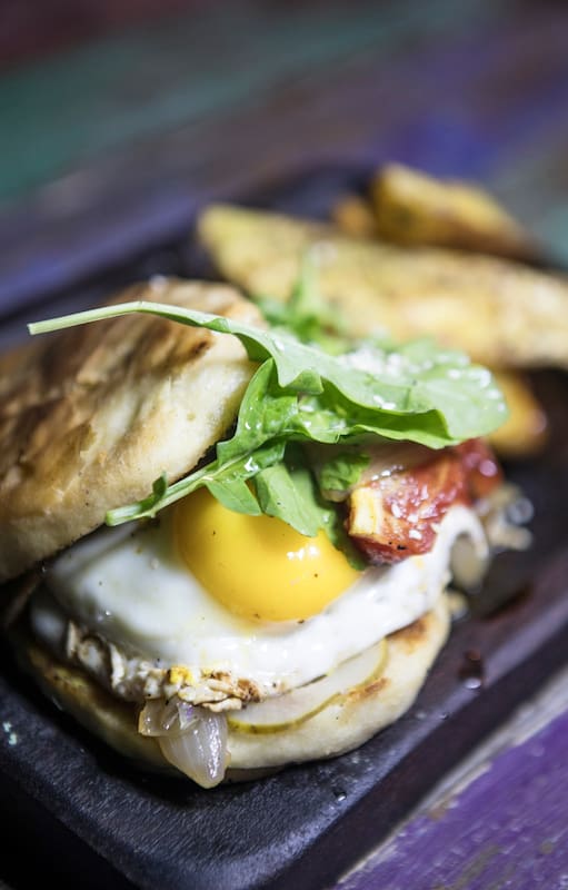 "Traslaburger" (carne, pepinillos, cebolla asada, tomate, huevo frito y queso) en Croa la rana.