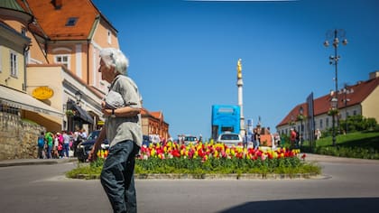 La mayor parte de la arquitectura de la Ciudad Baja, o Lower Zagreb, es del siglo XIV y presenta una mezcla de estilos arquitectónicos. Allí se puede visitar la catedral principal, el mercado Dolac, la Plaza de las Flores, el Observatorio 360° y diferentes circuitos gastronómicos