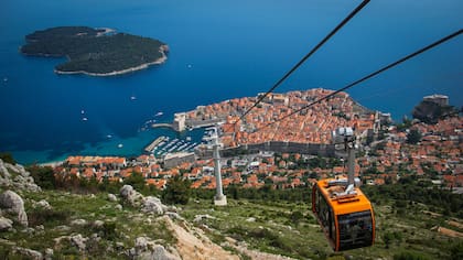 Utilizando un telesférico se puede acceder a una vista única de la ciudad vieja de Dubrovnik, el Mar Adriático y la isla donde hay una reserva ecológica; allí cientos de pavos reales y conejos pasean en libertad