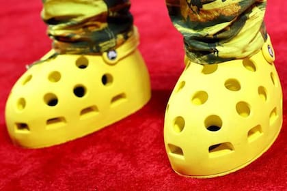 Crocs y MSCHF lanzaron unas botas amarillas gigantes.