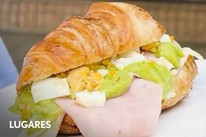 Croissant de huevo, palta, jamón y queso, una de las versiones saladas más solicitadas