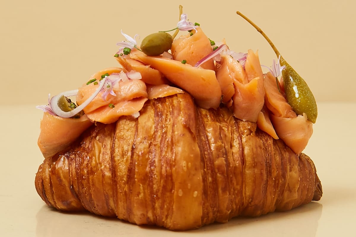 Croissant de salmón ahumado con huevos revueltos y alcaparras de La Pâtisserie del Sofitel Sofitel Buenos Aires Recoleta