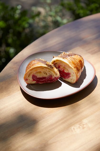 Croissant relleno de frambuesa con cobertura de chocolate, uno de los hits.