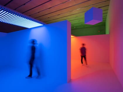 "Cromosaturación" (1965) de Carlos Cruz-Diez en el Pérez Art Museum Miami (PAMM) también pone a prueba los límites de la percepción visual