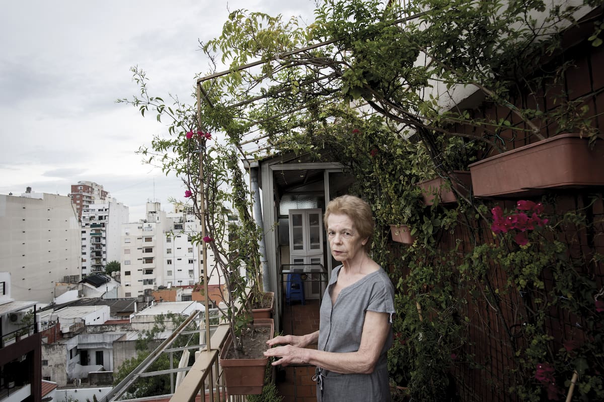 Crónicas completas compila los cinco libros del género que la magnífica Hebe Uhart publicó en vida, más varios trabajos inéditos.