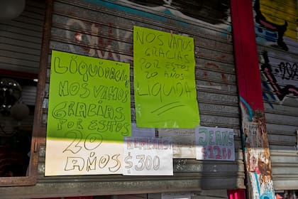 Con el cartel de "liquidación final" algunos comerciantes se juegan a atraer compradores