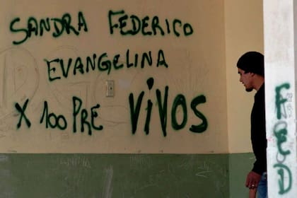Los nombres de las víctimas en el frente del colegio Islas Malvinas, donde ocurrió la tragedia
