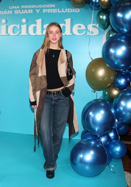 Crop top, jeans y tapado patchwork fue la acertadísima elección de Taína Gravier, que sigue los pasos en el mundo de la moda de su mamá, Valeria Mazza.