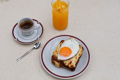 Croque Madame con pavita, queso, salsa bechamel y huevo frito