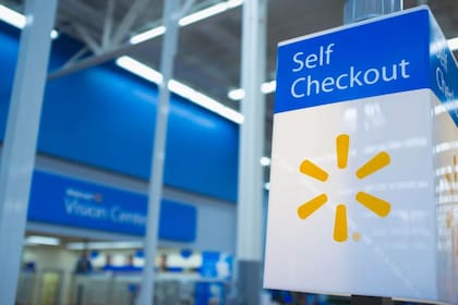 Cross fue captada por una cámara de Walmart mientras usaba una batería de código de barras de un reloj viejo para escanear varios artículos por US$1 en una caja de autoservicio (Alamy)