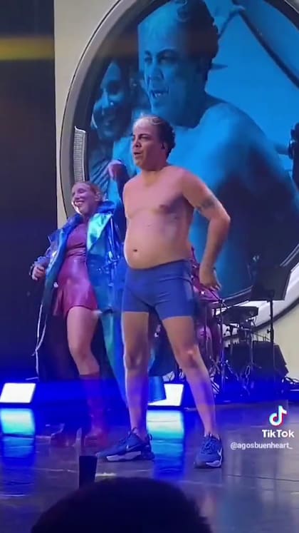 Crsitian Castro quedó en paños menores y fue furor en las redes sociales