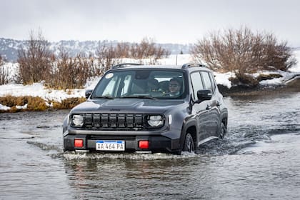 Cruce de un curso de agua durante el tramo 4x4 por el norte neuquino.
