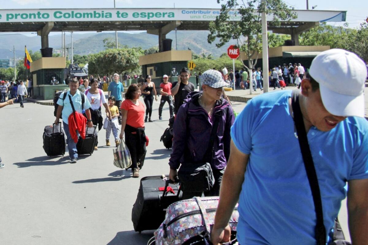 Cruce: migrantes venezolanos cruzan el Puente Internacional Simón Bolívar, en Cúcuta, Colombia, el principal destino de los emigrantes que dejan el país dos por la crisis