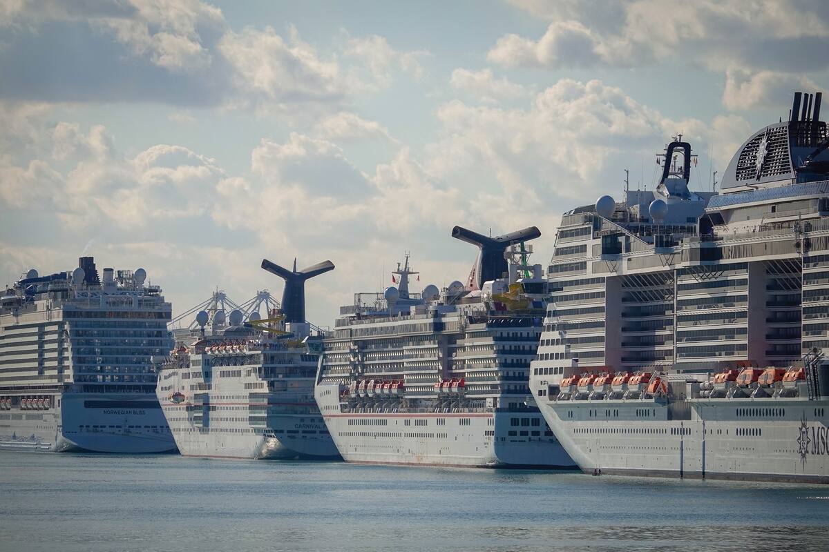 Cruceros varados, un símbolo de una industria que sufrió como pocas los efectos de la pandemia: el turismo