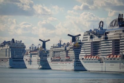 Cruceros varados, un símbolo de una industria que sufrió como pocas los efectos de la pandemia: el turismo