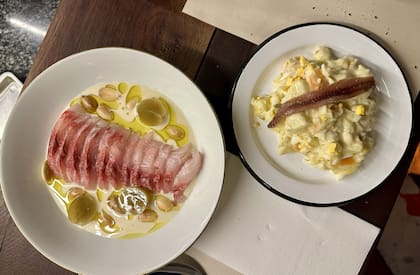 Crudo de pescado y ensalada con anchoa al estilo de la ensaladilla española