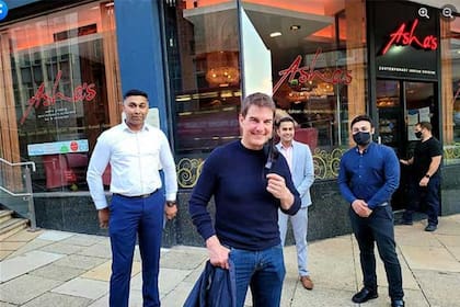 Cruise también sorprendió a los empleados de Asha's, un restaurante indio al que acudió a comer en Birmingham