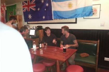 Cruise y Beckham en un pub.. ¡bajo la bandera Argentina!
