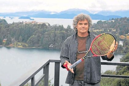 Claudio Crusizio, en Bariloche, con la raqueta que Gaudio ganó Roland Garros en 2004
