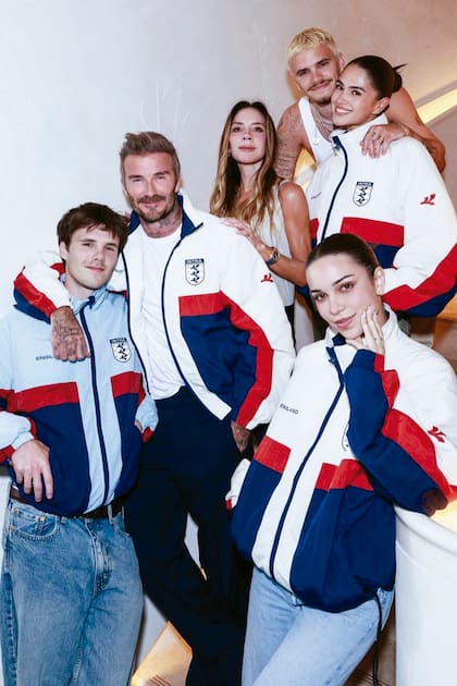 Cruz
Beckham, David y
Victoria Beckham,
Romeo y Turnbull y Jackie
Apostel, novia de
Cruz, posaron con
la nueva colección
de Intra