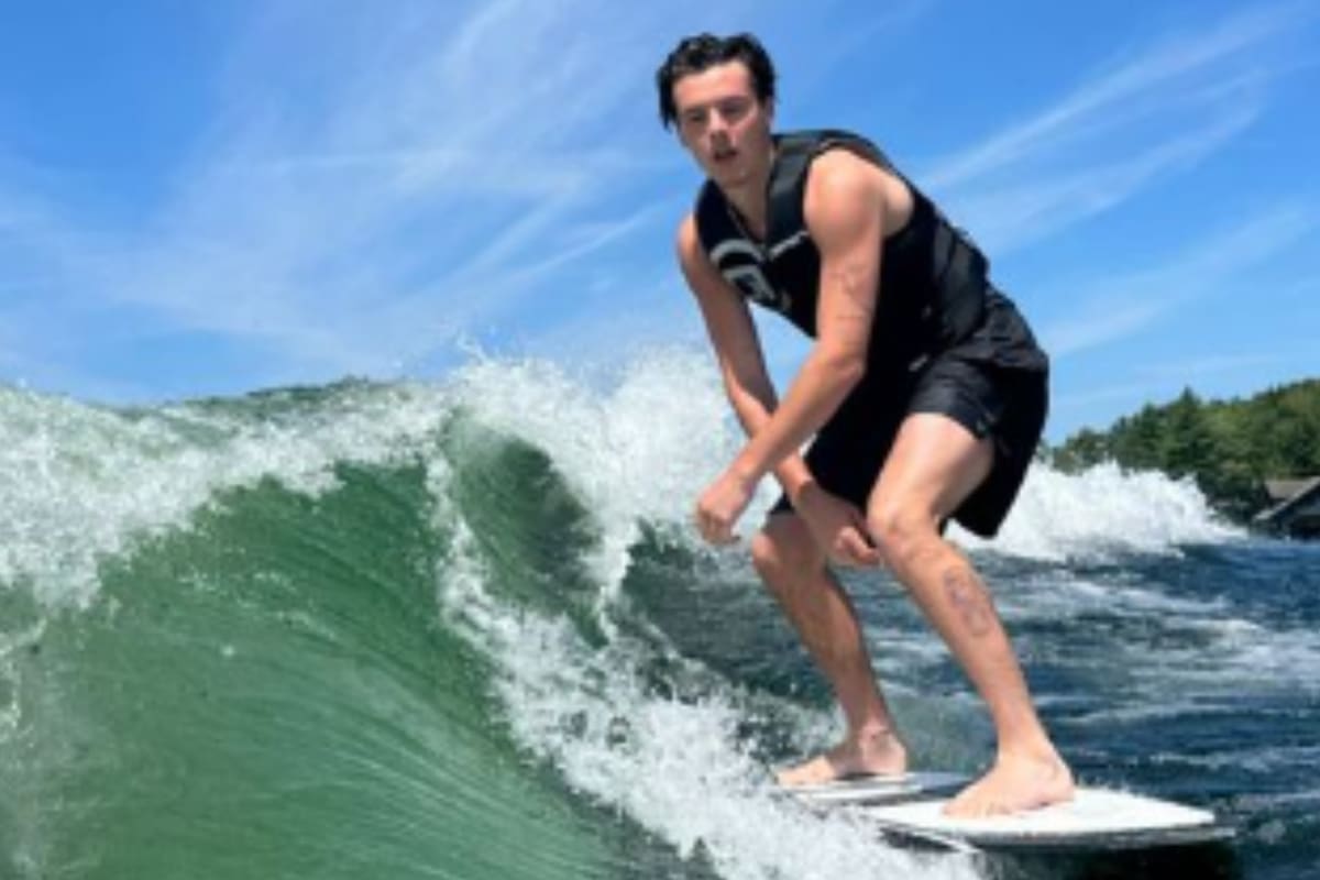 Cruz Beckham sufrió un duro blooper mientras practicaba un deporte acuático y su padre David lo mandó al frente