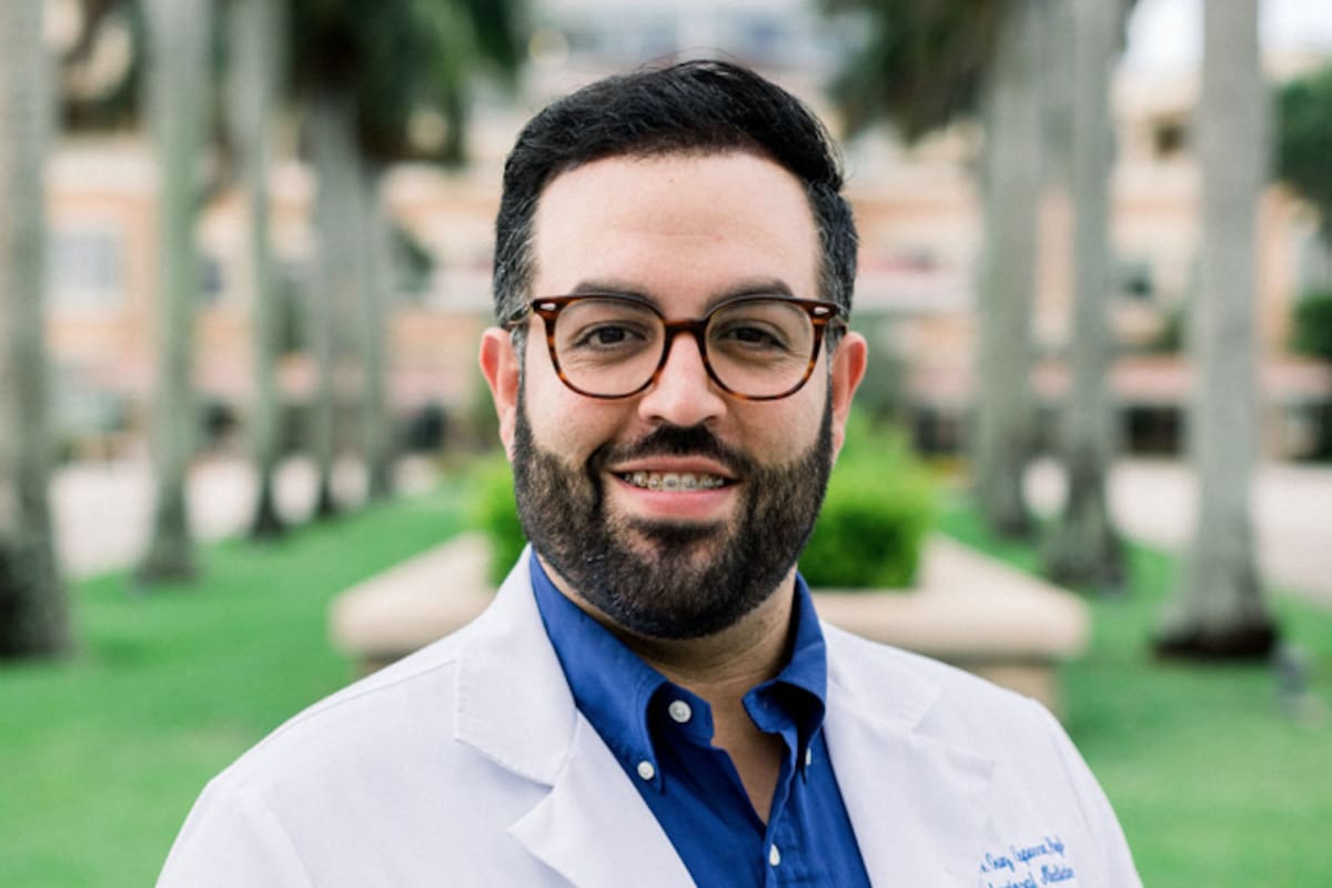Cruz-Esparra es doctor en Psicología, con formación en las universidades de Stanford y de Carolina del Sur