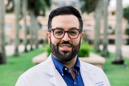 Cruz-Esparra es doctor en Psicología, con formación en las universidades de Stanford y de Carolina del Sur